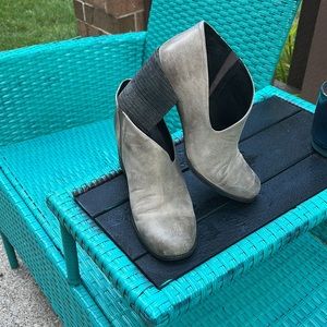 FREE PEOPLE Terrah gray leather cut out bootie with chunky heel size 7.5 (38)